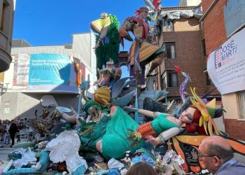 El remate central de la falla Camí Nou Alzira cae
