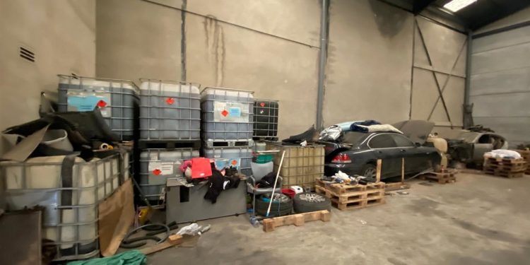 07/03/2026 Inspeccionado un almacén-desguace clandestino en la Ribera Alta.

La Guardia Civil ha propuesto una sanción a un almacén-desguace clandestino en un municipio de la Ribera Alta (Valencia) por almacenar residuos peligrosos, ya que incumplía con numerosos reglamentos y leyes medioambientales, por lo que se solicitó al ayuntamiento de la localidad que cesara la actividad.

POLITICA ESPAÑA EUROPA COMUNIDAD VALENCIANA ESPAÑA EUROPA COMUNIDAD VALENCIANA VALENCIA SOCIEDAD
GUARDIA CIVIL