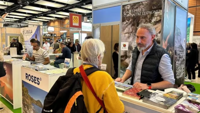La Generalitat seduce al mercado francés con su oferta de turismo activo y naturaleza en la feria 'Salon du Randonneur' de Lyon