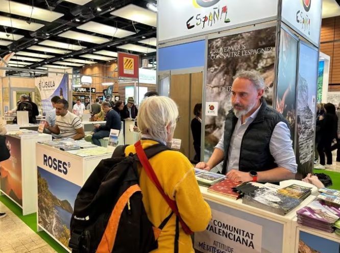 La Generalitat seduce al mercado francés con su oferta de turismo activo y naturaleza en la feria 'Salon du Randonneur' de Lyon