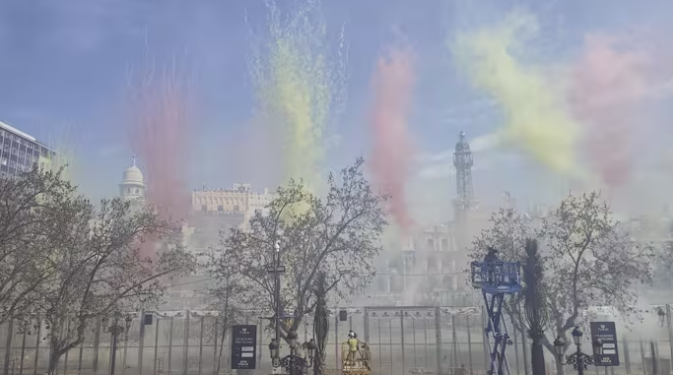 La pirotecnia Hermanos Caballer firma una mascletà de 220 kilos con un terremoto en tres fases que hace vibrar a una València abarrotada