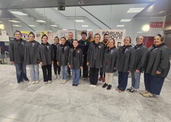 Lo que comenzó como un gesto de apoyo en los momentos más oscuros tras la catástrofe de la DANA se ha transformado hoy en un vínculo indisoluble. El municipio de Zarra, representado por su alcalde Raúl Martínez, ha devuelto hoy la visita institucional a Aldaia, participando activamente en los actos centrales de las Fallas 2026. Este encuentro no solo cumple una promesa personal, sino que simboliza la capacidad de los municipios pequeños para vertebrar la solidaridad en la Comunitat Valenciana. El alcalde Raúl Martínez participa en la Ofrenda de Aldaia, simbolizando la solidaridad entre municipios. Un compromiso de honor: de las Fallas de Invierno a la Ofrenda El origen de esta relación se remonta al pasado diciembre, cuando Aldaia —todavía en proceso de recuperación— fue invitada de honor en las Fallas de Invierno de Zarra. En aquel emotivo encuentro, las Falleras Mayores de Aldaia, Marta García Pelufo y Vega Navío López, fueron nombradas Falleras Mayores de Honor de Zarra. Hoy, Raúl Martínez, acompañado por el secretario municipal Alfonso Pérez, ha hecho efectiva su promesa de vivir las Fallas en el corazón de l'Horta Sud. "Me contagié del espíritu fallero que trajisteis a Zarra. Fue una convivencia casi familiar que me despertó un profundo cariño por esta cultura", ha declarado Martínez durante la recepción oficial. La Ofrenda: el momento de máxima fraternidad El punto álgido de la jornada tendrá lugar esta tarde, cuando el alcalde de Zarra desfile en la Ofrenda de flores, integrándose en la comitiva junto al alcalde de Aldaia, Guillermo Luján, la Junta Local Fallera y las nueve comisiones del municipio. El recorrido culminará ante el cadafal de la Mare de Déu en la plaza de la Constitución, un acto cargado de simbolismo donde la pólvora y las flores sirven para agradecer la ayuda mutua entre pueblos. Guillermo Luján ha querido destacar la importancia de esta visita: "El gesto de Zarra ha sido un motivo de esperanza tras el desastre. Recordamos con mucha emoción nuestra visita al Valle de Ayora y hoy es un orgullo recibirlos en nuestra casa". La lucha contra la despoblación a través de la cultura Zarra, con apenas 360 habitantes, ha demostrado que el tamaño de un municipio no limita su capacidad de impacto social. Sus Fallas de Invierno (celebradas del 6 al 8 de diciembre) no solo nacieron para combatir la despoblación y dinamizar la economía local, sino que en su última edición funcionaron como un potente altavoz de visibilidad para las zonas afectadas por la inundación, especialmente para Aldaia. Un puente que mira al futuro La relación no termina con la Ofrenda. Mañana, día de Sant Josep, dos festeras de Zarra se sumarán a los actos oficiales de Aldaia, participando en la jornada grande hasta el momento de la cremà. Este "puente de solidaridad" evidencia cómo la tragedia de la DANA ha generado nuevas redes de afecto y compromiso entre comarcas. Zarra y Aldaia consolidan así una relación que va más allá del protocolo, basada en la empatía, la cercanía y el orgullo compartido por la identidad valenciana.