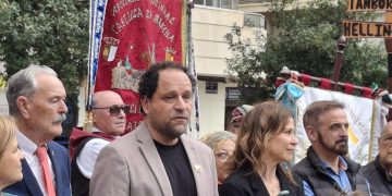 Homenaje a Cervantes junto a la estatua del genial escritor ubicada en la calle Guillem de Castro de Valencia