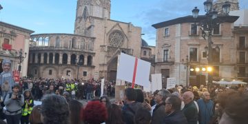 Miles de personas claman en Valencia contra el aforamiento de Mazón y la gestión de la catástrofe diecisiete meses después