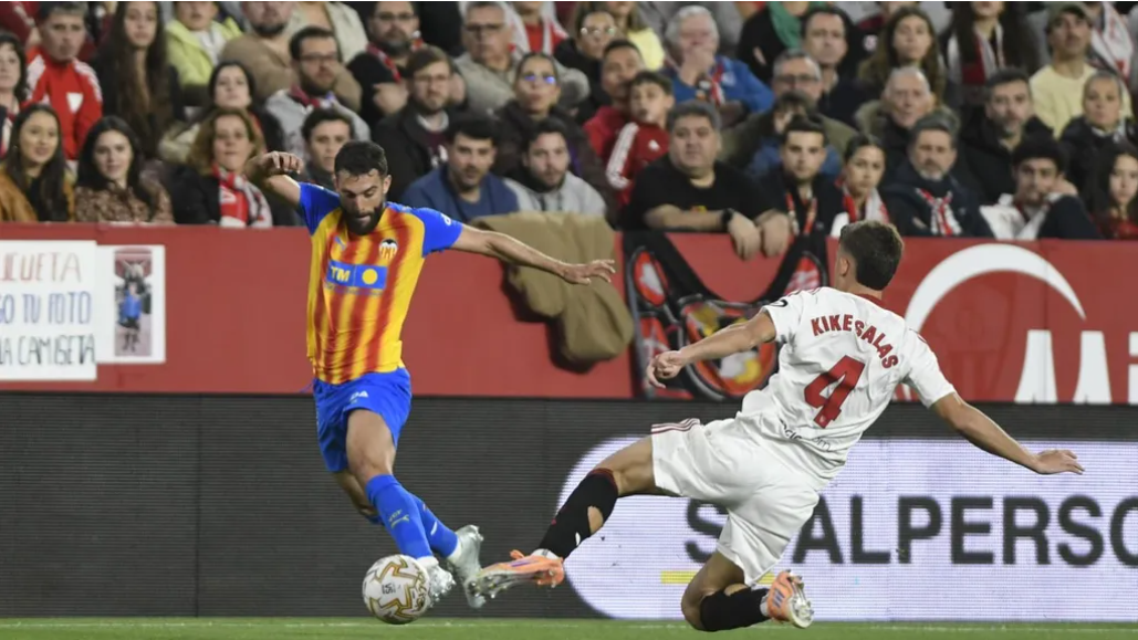 El Valencia CF incendia el Sánchez-Pizjuán y presenta su candidatura europea con una victoria de prestigio