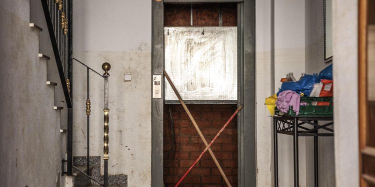 Ascensor averiado desde la Dana en Paiporta