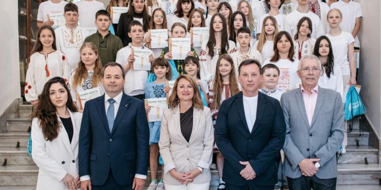Begoña Carrasco en el Salón de Plenos del Ayuntamiento de Castellón a una delegación del programa "Vacaciones de Paz"