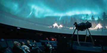 Carrasco visita el Planetari de Castelló para ver el nuevo proyector instalado por el eclipse solar total