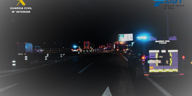 Coche con caravana circulando en sentido contrario