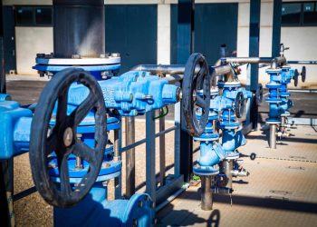 Sistema de válvulas y tuberías en una instalación de tratamiento de agua construida por Lantania.
