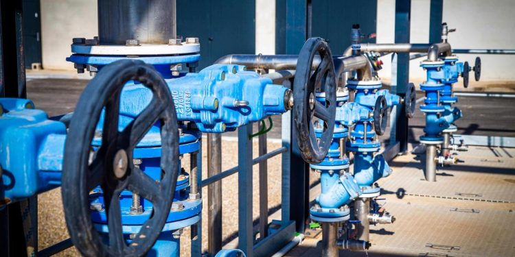 Sistema de válvulas y tuberías en una instalación de tratamiento de agua construida por Lantania.