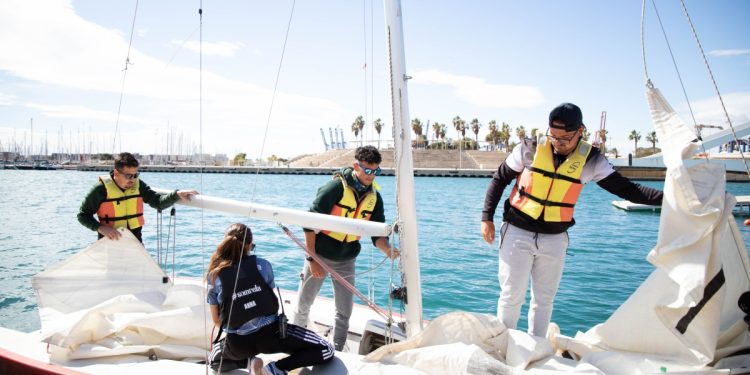 La Escola Municipal de Vela de Valencia se integra de la mano de la FVCV en Depòrtes contra el cancer infantil