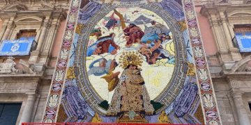 El tapiz abre el programa de actos de la Virgen de los Desamparados