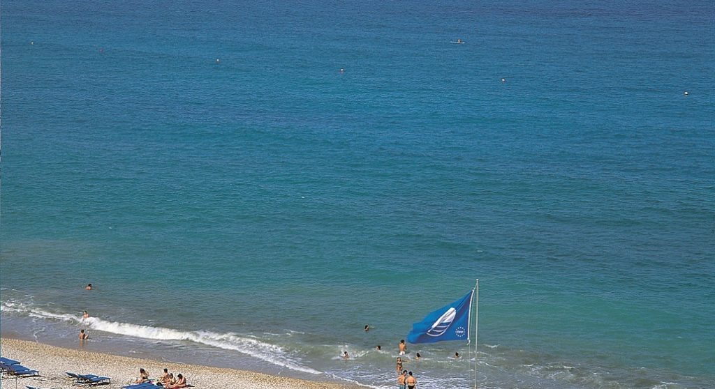 Bandera azul en la playa de l'Alfàs del Pi.
