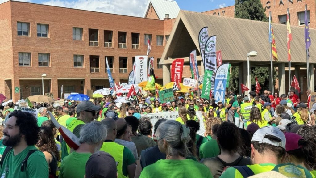 Protesta de docentes ante la Conselleria de Educación.