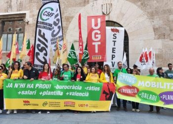 Protesta de docentes ante les Corts.