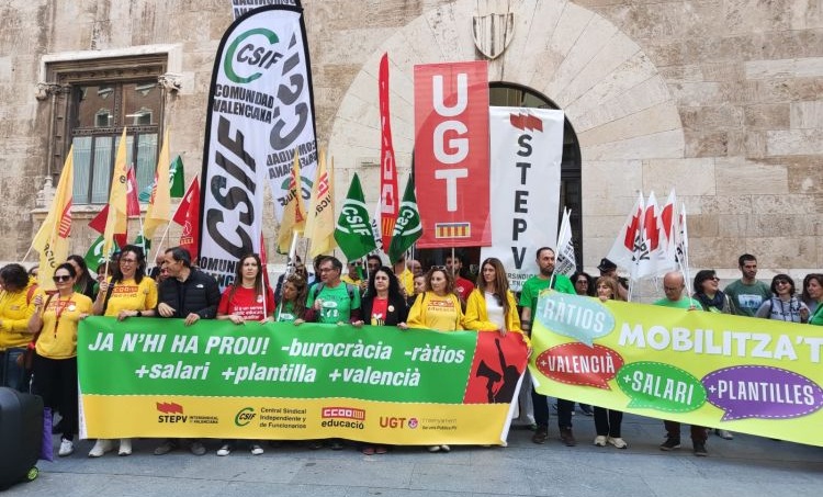 Protesta de docentes ante les Corts.